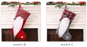 Détail de chaussettes de Noël gnome avec revers à carreaux et flocons de neige blancs