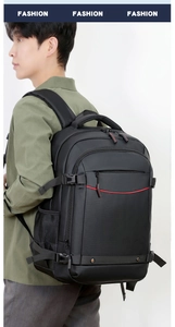 Detalle de mochila negra con líneas rojas, múltiples bolsillos y tejido de nylon duradero