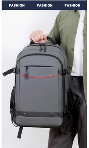 Detalle de la mochila gris oscuro con cremalleras rojas y bolsillos laterales de malla