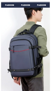 Vista lateral de la mochila de negocios azul marino con detalles rojos y bolsillo de malla