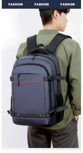 Detalle de la mochila de negocios azul marino con hebillas laterales y franja roja