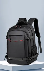 Detalle de mochila de viaje negra de gran capacidad con toques rojos y hebillas