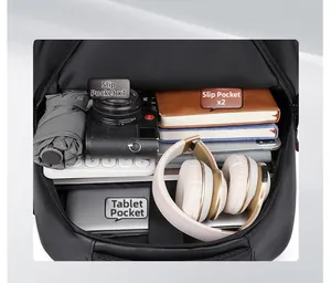 Vista interior de mochila negra con compartimento para tablet y bolsillos multifuncionales