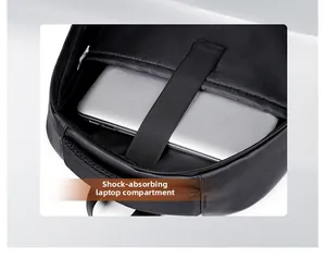 Detalle del compartimento acolchado para portátil dentro de la mochila negra