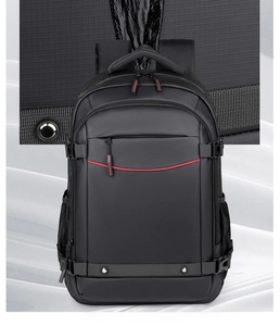 Detalle de mochila de negocios negra impermeable con hebillas laterales y bolsillos prácticos