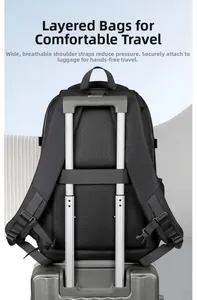 Mochila negra con correa para equipaje y correas de hombro acolchadas y transpirables