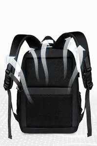 Detalle de panel trasero de malla transpirable y correa para equipaje en mochila negra
