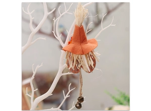 Dettaglio dell'ornamento dello spaventapasseri con cappello di feltro e campanelli