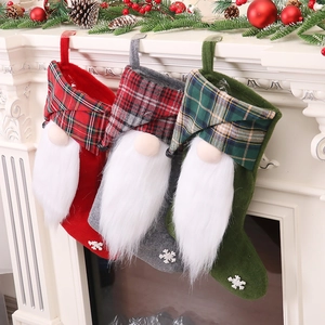 Lot de 3 chaussettes de Noël avec gnomes et motifs flocons suspendues à la cheminée