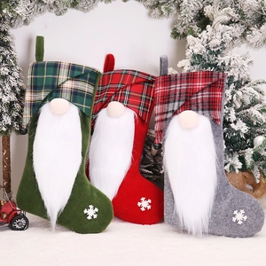 Trois chaussettes de Noël avec motif de gnome, barbe en peluche et revers écossais