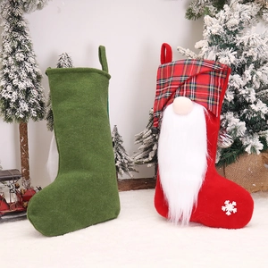 Lot de chaussettes de Noël avec gnomes rouges et verts et flocons de neige dans la neige