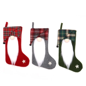 Lot de trois chaussettes de Noël style gnome avec motifs à carreaux et flocons blancs