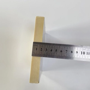 Makro-Seitenansicht eines Goldbarren-Dekors mit 2,5 cm Dicke und Metallstruktur