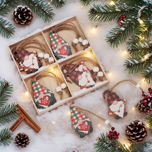 12-teiliges Set aus weihnachtlichen Wichtel-Anhängern aus Holz mit Karomuster