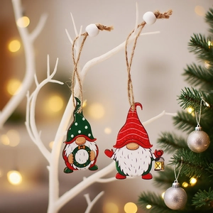 Weihnachtliche Holzgnome-Anhänger mit roten und grünen Hüten an rustikaler Kordel