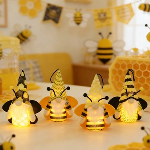 Nahaufnahme von vier leuchtenden Bienen-Gnome-Puppen mit Flügeln und LED-Licht für Deko