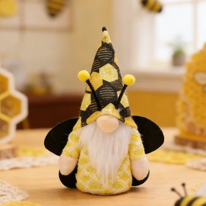 Detailaufnahme eines Plüsch-Bienen-Gnomes mit Flügeln, Antennen und weißem Bart auf Holz