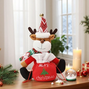 Plüsch-Weihnachtsrentier mit Strickmütze und rotem Kordelzug-Geschenkbeutel