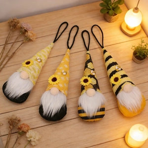 Detailansicht von vier Hummel-Zwergen mit Sonnenblumenhüten und warmer Beleuchtung