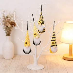 Set aus vier Bienen-Gnome mit Sonnenblumen hängend an einem dekorativen weißen Ast