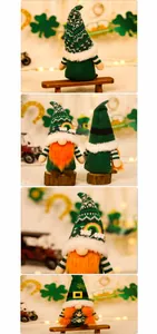 Gnomes de la Saint-Patrick avec chapeaux verts et barbes orange sur un tabouret en bois