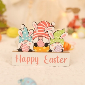 Décoration de Pâques en bois avec gnomes et inscription Happy Easter sur socle blanc