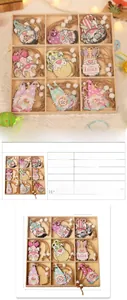 Vue détaillée de 18 pendentifs de Pâques en bois dans une boîte de rangement à 9 cases