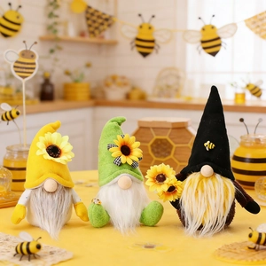 Detailansicht von drei Bienen-Gnome mit Sonnenblumen in einer gemütlichen Küche