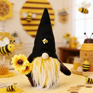 Detail eines handgefertigten Bienen-Gnomes mit Sonnenblumen und gestreiftem Bart