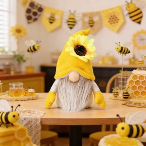 Plüsch-Bienen-Gnom mit Sonnenblume auf dem Hut in dekorativer Erntefest-Umgebung