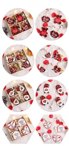 Détails des pendentifs en bois pour la Saint-Valentin avec gnomes et tissu à carreaux