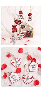 Détails d'ornements en bois de Saint-Valentin avec motifs écossais et perles de bois