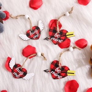 Décorations de Saint-Valentin en bois avec motifs à carreaux rouges et noirs et ailes
