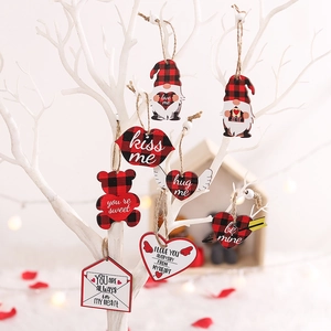 Lot de pendentifs de Saint-Valentin en bois avec motifs à carreaux rouges et cœurs