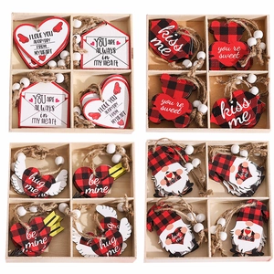 Set de pendentifs de la Saint-Valentin en bois avec gnomes et motifs cœurs à carreaux