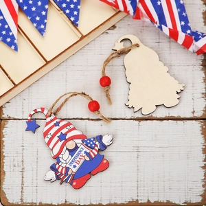 Pendentifs en bois gnomes du Jour de l'Indépendance avec motif drapeau et bois naturel