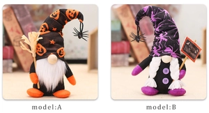 Dettaglio di gnomi di Halloween con scopa e cartello Happy Halloween su uno scaffale