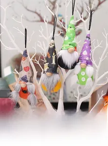 Détail de quatre gnomes d'Halloween avec chapeaux imprimés, barbes en peluche et cordes