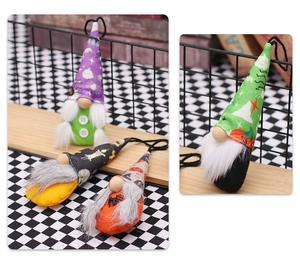 Détail de quatre ornements de gnomes d'Halloween avec chapeaux pointus imprimés et cordelette