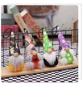 Lot de quatre gnomes d'Halloween avec motifs effrayants sur chapeaux pointus imprimés