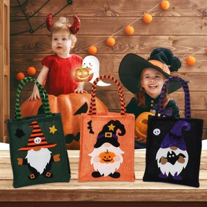 Trois sacs cadeaux d'Halloween en toile de jute avec gnomes pour bonbons et friandises
