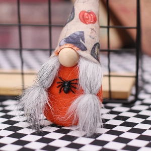 Gnome d'Halloween avec corps orange, motif d'araignée et chapeau de sorcière imprimé