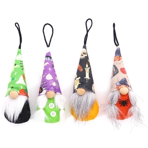 Lot de quatre gnomes d'Halloween en peluche avec chapeaux pointus imprimés thématiques