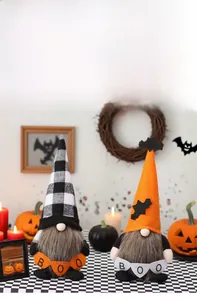 Detail von Halloween-Gnomen mit spitzen Hüten und BOO-Bannern in festlicher Innenumgebung