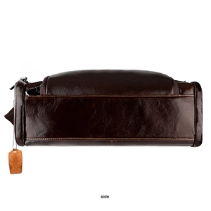 Vue latérale détaillée d'un grand sac de voyage en cuir ciré marron avec surpiqûres