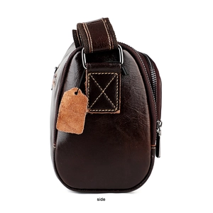Vue latérale d'un sac bandoulière en cuir marron foncé avec surpiqûres jaunes