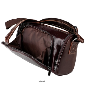 Vue de dessus du compartiment interne spacieux de ce sac cylindrique en cuir marron