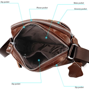 Vue de dessus d'un sac bandoulière en cuir marron avec poches internes et texture