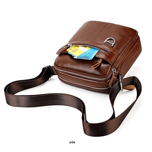 Détails du sac bandoulière en cuir marron avec poches zippées et fentes pour cartes