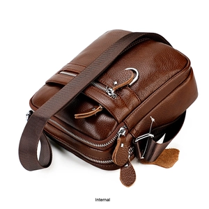 Vue détaillée du sac bandoulière en cuir marron avec plusieurs couches zippées